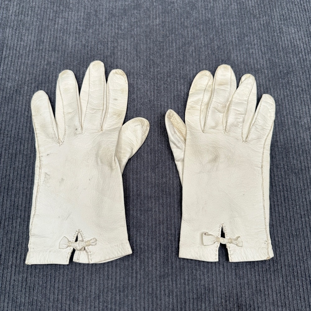 Vintage White Leather Gloves with Bow Detail Short Wrist Length Mid-Century